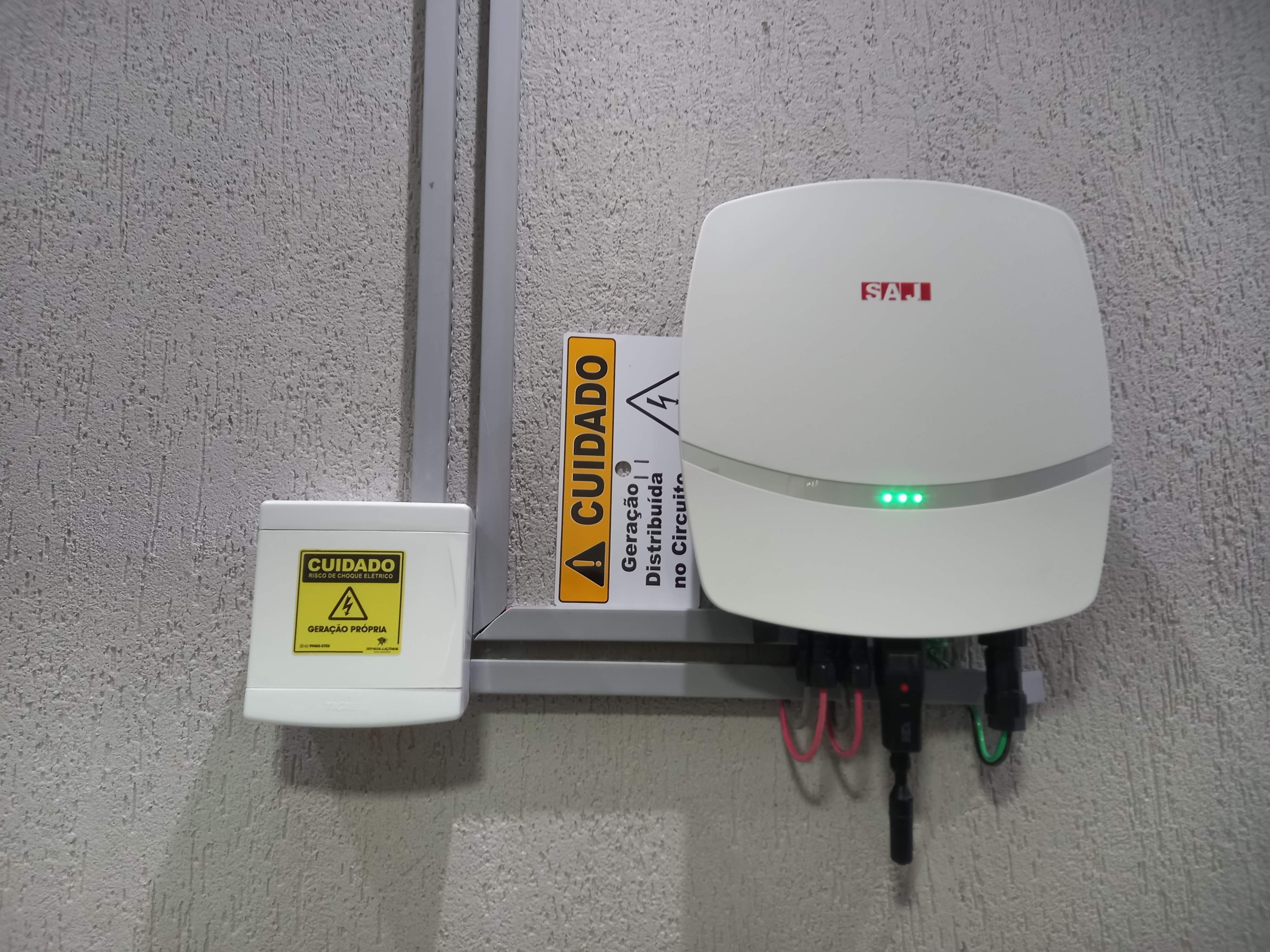 Inversor instalado em projeto da FB Energia Solar